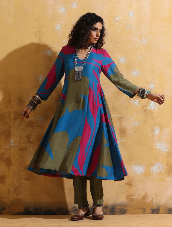 trueBrowns Blue Green Floral Print Muslin Silk Fit and Flare Kurta Set