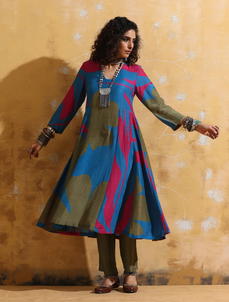 trueBrowns Blue Green Floral Print Muslin Silk Fit and Flare Kurta Set