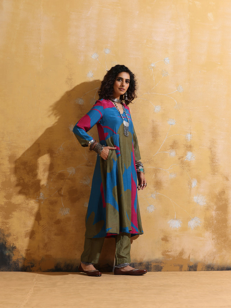 trueBrowns Blue Green Floral Print Muslin Silk Fit and Flare Kurta Set