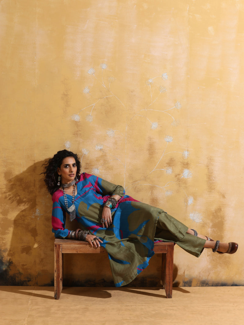 trueBrowns Blue Green Floral Print Muslin Silk Fit and Flare Kurta Set